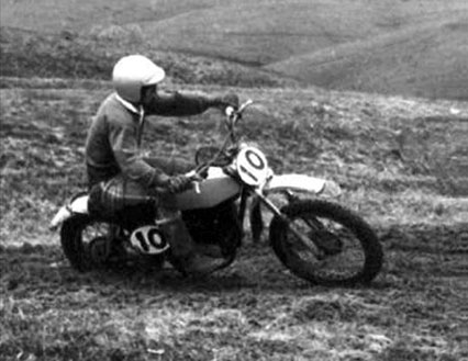 Легенда мотокросса Джефф Смит (Jeff Smith) участвует в гонках на раннем прототипе 125 MX, не имеющем фирменного названия, в местных гонках. 01_b