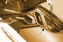 Рычаг переключения в положении задней передачи 04_s